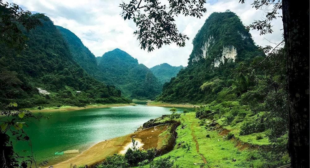 For those seeking a touch of adventure, the Thang Hen Viewpoint offers one of the most stunning panoramas in Cao Bang (Source: Fanpage Khu Du Lịch Sinh Thái Hồ Thang Hen)